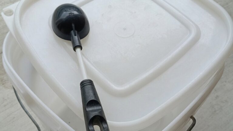サビキ釣りで使うコマセバケツとスプーン